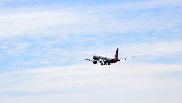 Самолет в аэропорту Симферополь
