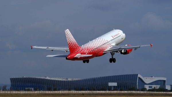 Самолет авиакомпании Россия в аэропорту Симферополь