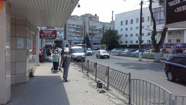 Установка забора на бывшей остановке возле Центрального универмага в Симферополе Установка забора на бывшей остановке возле Центрального универмага в Симферополе