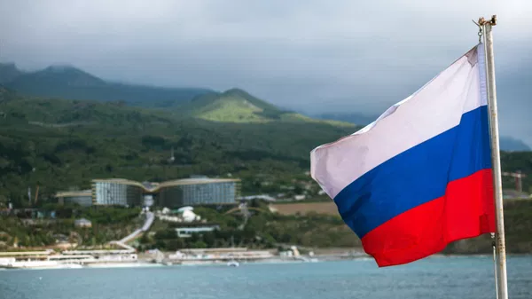 Российский триколор на палубе парусника Херсонес в Крыму.