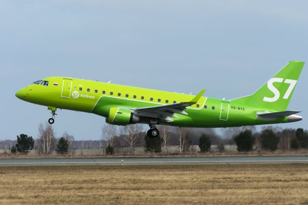 Самолет Embraer-170 авиакомпании S7 во время взлета в аэропорту Толмачево.
