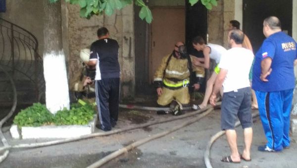 Пожарные тушат возгорание в жилом доме в Алуште Пожарные тушат возгорание в жилом доме в Алуште