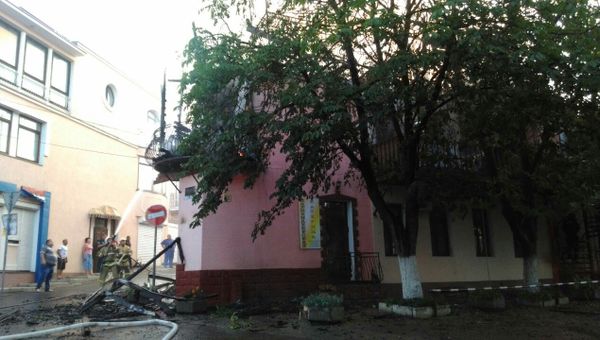 Пожарные тушат возгорание в жилом доме в Алуште Пожарные тушат возгорание в жилом доме в Алуште