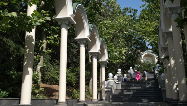 Колоннада в Приморском парке Ялты