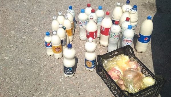 Изъятая у стихийных торговцев в Симферополе молочная продукция Изъятая у стихийных торговцев в Симферополе молочная продукция