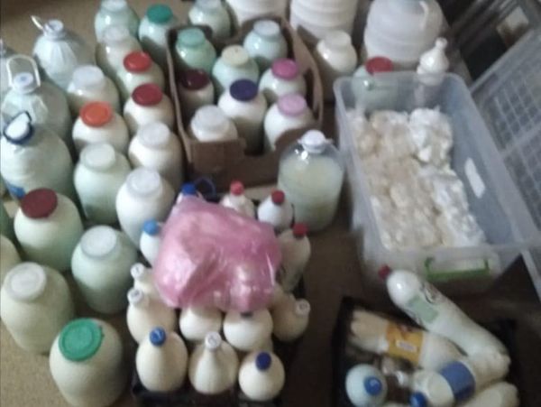 Изъятая у стихийных торговцев в Симферополе молочная продукция Изъятая у стихийных торговцев в Симферополе молочная продукция