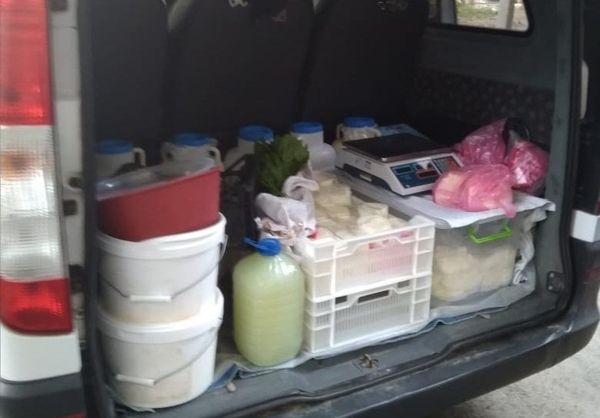 Изъятая у стихийных торговцев в Симферополе молочная продукция Изъятая у стихийных торговцев в Симферополе молочная продукция