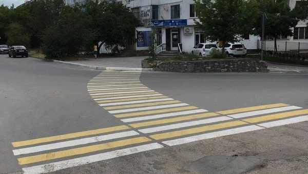 Пешеходный переход в Бахчисарае на перекрестке переулка Музыкальный и улицы Советской Пешеходный переход в Бахчисарае на перекрестке переулка Музыкальный и улицы Советской