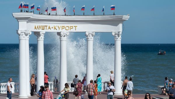 Отдыхающие на набережной в Алуште в Крыму