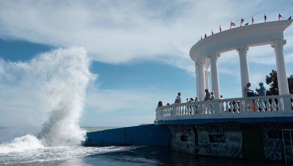 Отдыхающие на набережной в Алуште в Крыму