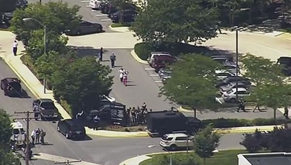 Возле офиса газеты Capital Gazette в Аннаполисе, США