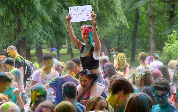 Фестиваль красок в День молодежи в Симферополе