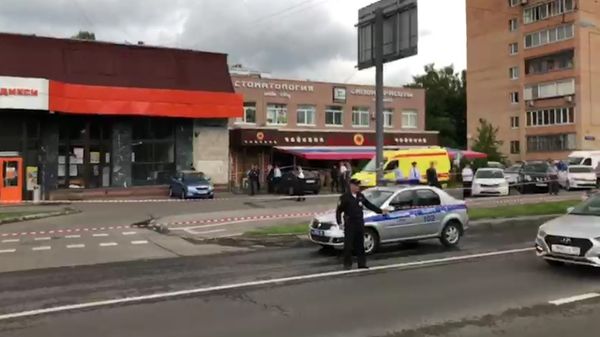 Сотрудник Дикси взят в заложники в Москве. Первые кадры с места событий Сотрудник Дикси взят в заложники в Москве. Первые кадры с места событий