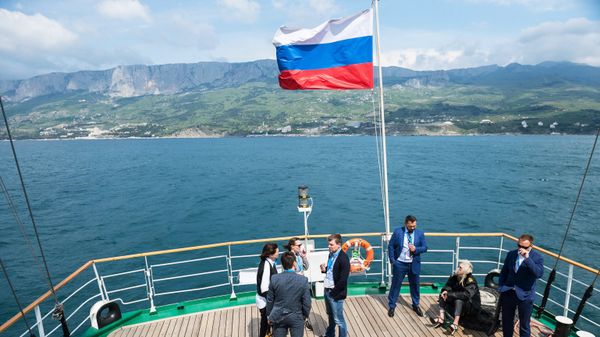 Вид на побережье Крыма с парусника Херсонес. Архивное фото