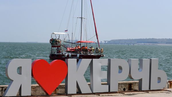 Арт-объект Я люблю Керчь на набережной города-героя