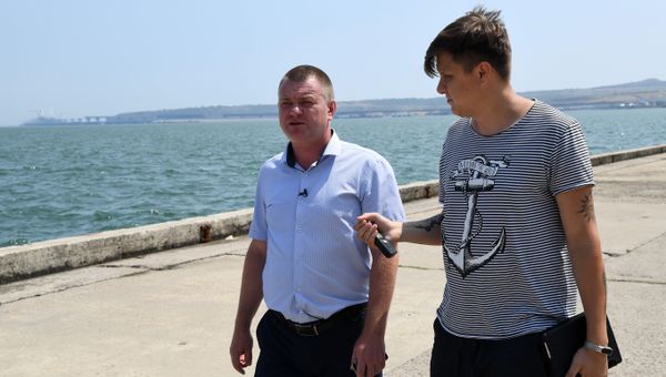 Видео прогулки главы администрации Керчи Сергея Бороздина с журналистами РИА Новости Крым