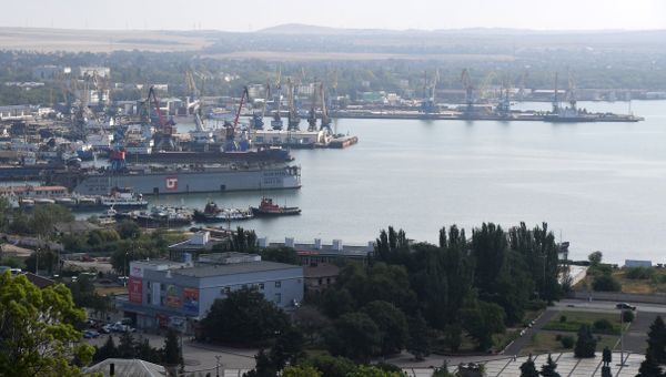 Вид на порт в Керчи