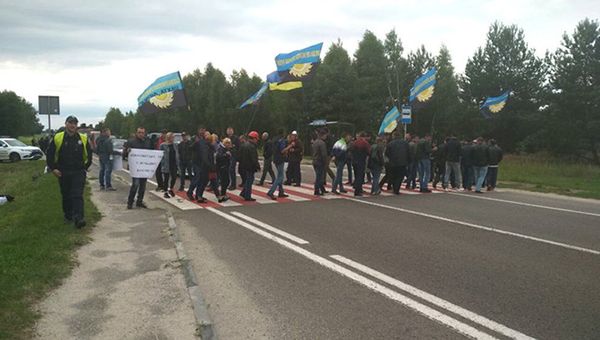 Во Львовской области шахтеры перекрыли международную трассу Во Львовской области шахтеры перекрыли международную трассу
