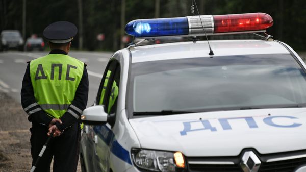 Сотрудник ДПС во время дежурства на одной из автодорог. Архивное фото