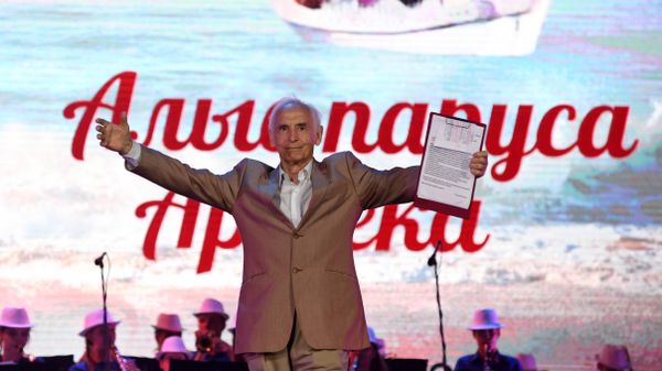 Народный артист СССР Василий Лановой на открытии кинофестиваля Алые паруса Артека. 3 июля 2018