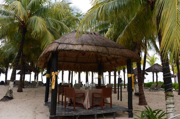 Сервированный стол на пляже на территории отеля Sandos Caracol Eco Resort & Spa в Мексике. Сервированный стол на пляже на территории отеля Sandos Caracol Eco Resort & Spa в Мексике.