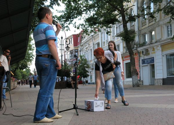 Музыкант на улице Пушкина в Симферополе Музыкант на улице Пушкина в Симферополе