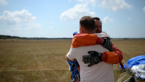 Севастопольцы с ограниченными физическими возможностями прыгнули с парашютом в рамках проекта Мне бы в небо