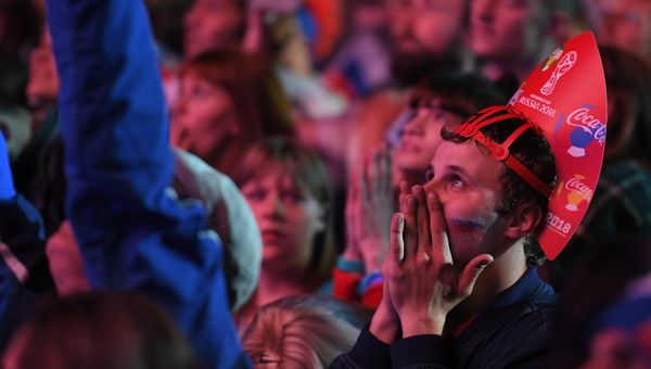 Болельщик сборной России по футболу после окончания матча Россия-Хорватия в четвертьфинале ЧМ-2018