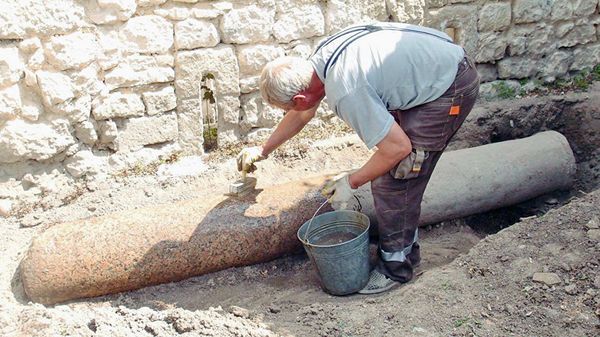 Гранитное цилиндрическое основание под солнечные часы, найденное в Ханском дворце в Бахчисарае. 8 июля 2018 Гранитное цилиндрическое основание под солнечные часы, найденное в Ханском дворце в Бахчисарае. 8 июля 2018