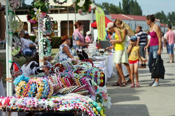 Город мастеров на набережной Керчи, организованный в честь празднования Дня рыбака