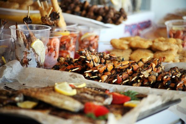 Морепродукты, которые предлагают гостям и жителям Керчи на набережной в честь празднования Дня рыбака