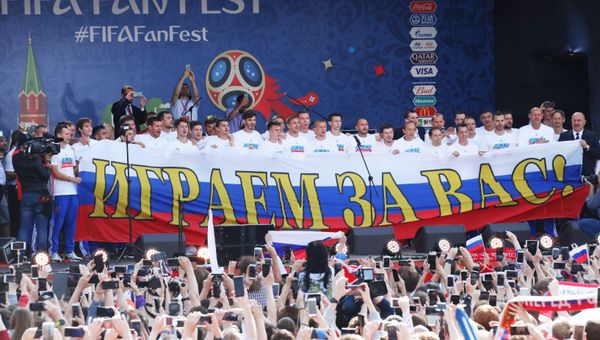 Сборная России по футболу встретилась с болельщиками в Москве Сборная России по футболу встретилась с болельщиками в Москве