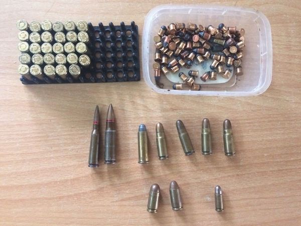 Конфискованные на границе с Крымом боеприпасы и оружие