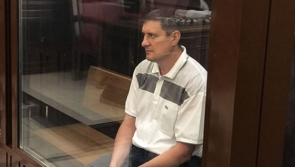 Начальник службы пожаротушения ФГКУ Андрей Бурсин, задержанный по делу о пожаре в торговом центре Зимняя вишня, во время избрания ему меры пресечения в Кемеровском областном суде. 10 июля 2018