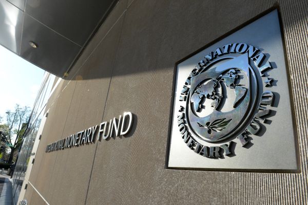 Табличка с логотипом Международного валютного фонда на стене здания МВФ.