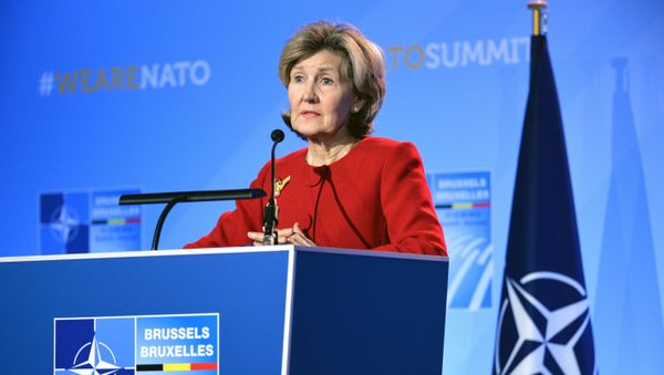 Постоянный представитель США при НАТО Кей Бейли Хатчисон во время пресс-конференции в Брюсселе