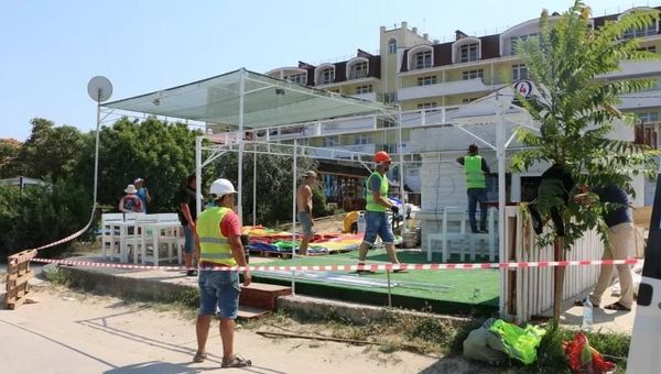 Демонтаж торговых павильонов на набережной бухты Омега в Севастополе