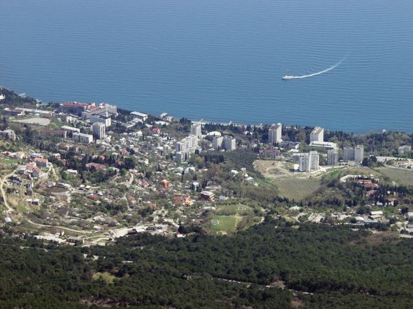 Вид на Алупку с вершины горы Ай-Петри