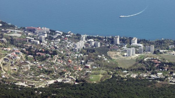 Вид на Алупку с вершины горы Ай-Петри