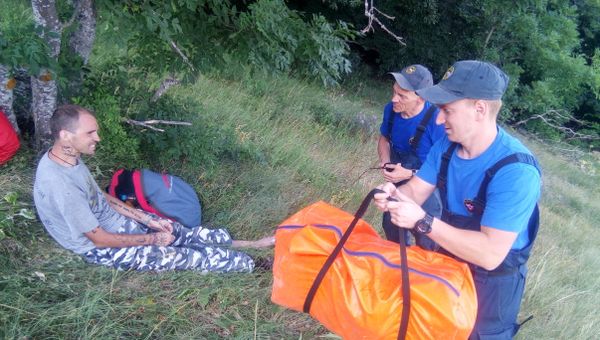 Оказание помощи в крымских горах упавшему парапланеристу