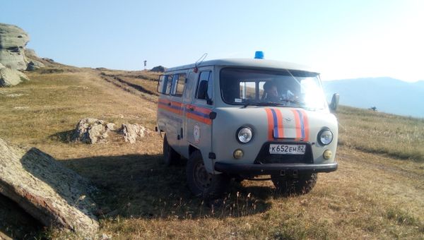 Автомобиль спасателей в крымских горах
