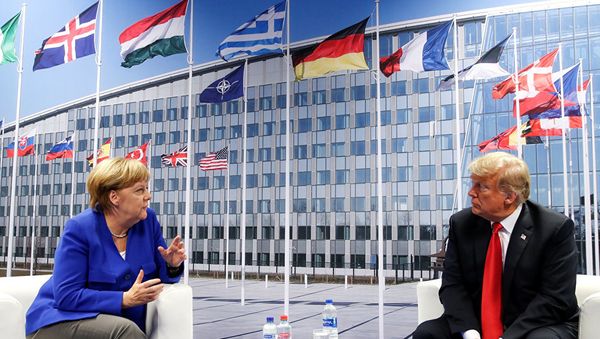 Президент США Дональд Трамп и канцлер Германии Ангела Меркель во время двусторонней встречи на полях саммита НАТО в Брюсселе, Бельгия. 11 июля 2018 Президент США Дональд Трамп и канцлер Германии Ангела Меркель во время двусторонней встречи на полях саммита НАТО в Брюсселе, Бельгия. 11 июля 2018