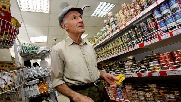 Покупатель в продуктовом магазине. Архивное фото