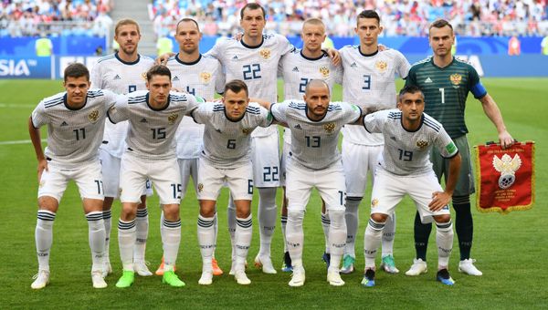 Игроки сборной России перед матчем группового этапа чемпионата мира по футболу между сборными Уругвая и России. В первом ряду слева направо: Роман Зобнин, Алексей Миранчук, Денис Черышев, Федор Кудряшов, Александр Самедов. Во втором ряду слева направо: Юрий Газинский, Сергей Игнашевич, Артем Дзюба, Игорь Смольников, Илья Кутепов, вратарь Игорь Акинфеев.
