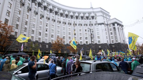 Автовладельцы с европейскими номерами пикетируют здание правительства Украины в Киеве