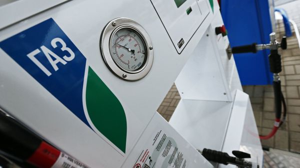 Заправочная колонка на автомобильной газонаполнительной компрессорной станции. Архивное фото