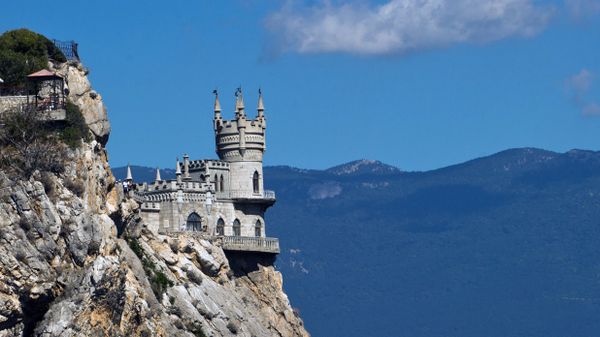 Замок Ласточкино гнездо на береговой скале в поселке Гаспра в Крыму.