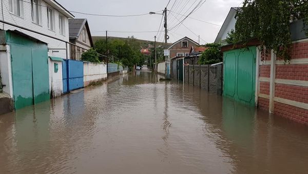 Некоторые улицы Симферополя оказались подтопленными из-за сильного ливня