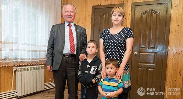Таджик Рахмон Джураев и его внуки — Путин и Шойгу