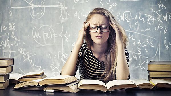 Студентка готовится к экзаменам